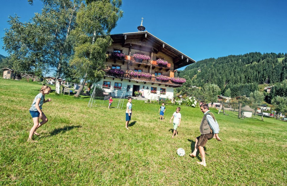 Fußballspielen vorm Bögrainhof