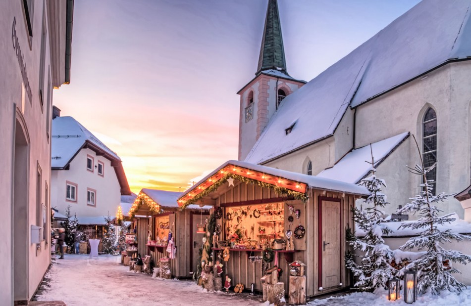 Kirche und Adventmarkt © Tourismusinformation Filzmoos/Coen Weesjes