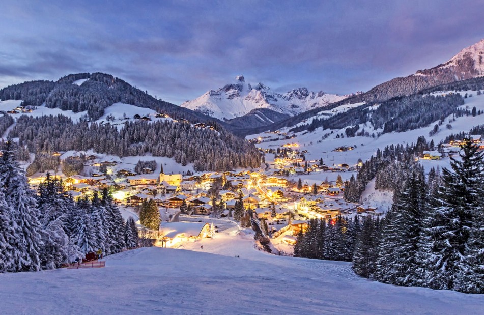 Nachtaufnahme vom Ort im Winter © Tourismusinformation Filzmoos/Coen Weesjes