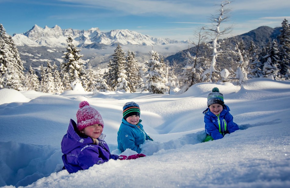 Kinder spielen im Schnee © Salzburger Sportwelt/Ikarus, Tom Lamm