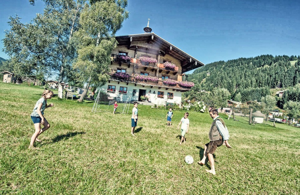 Christian Salchegger und seine Kinder beim Fußballspielen im Bögrainhof