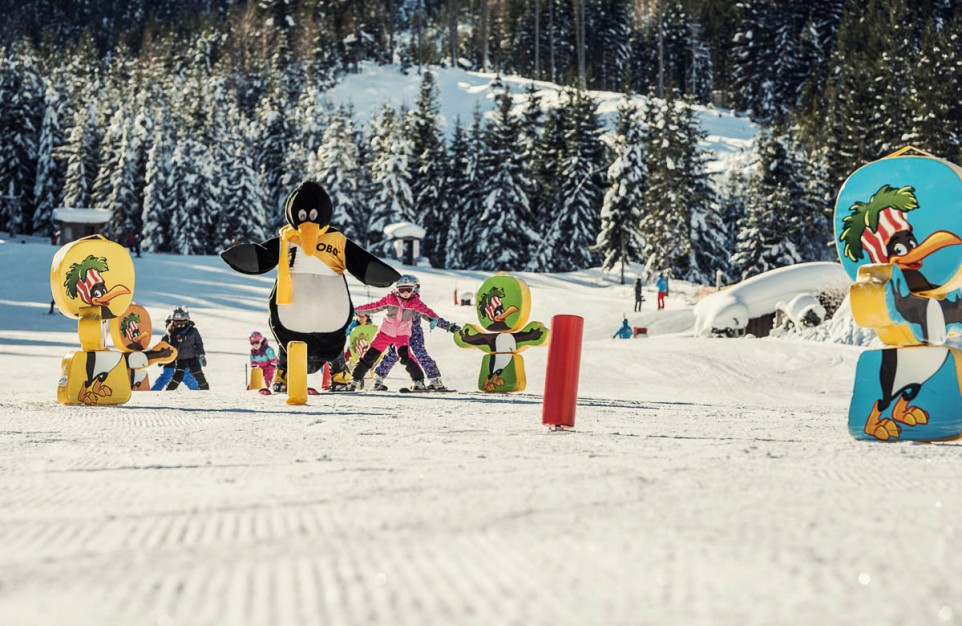 Kinder lernen Skifahren im Winterurlaub in Österreich